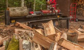 Quelle fendeuse de bûches choisir pour couper son bois de chauffage ?