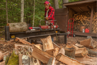 Fendeuse hydraulique connectée à un tracteur pour le bois dur