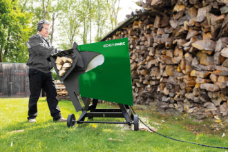 Coupe de bois avec une scie à bûches électrique pour un usage domestique