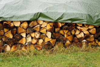 Stockage du bois de chauffage en extérieur